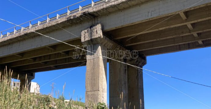 Ferro a vista, cemento sgretolato e crepe, il ponte Murria di Briatico fa paura ma la Provincia assicura: imminenti lavori per un milione – VIDEO
