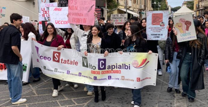 «La Scuola non parla di femminicidi», a Vibo Valentia gli studenti scendono in piazza contro la violenza di genere – VIDEO