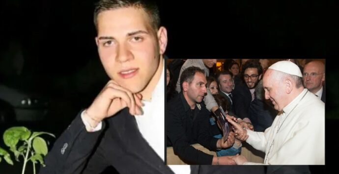 «La benedizione di papa Francesco alla foto di mio figlio ucciso nella faida delle Preserre»: il ricordo commosso di Martino Ceravolo