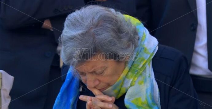 Anche la “signora dei fiori gialli” di Monterosso in Piazza San Pietro ai funerali di Francesco