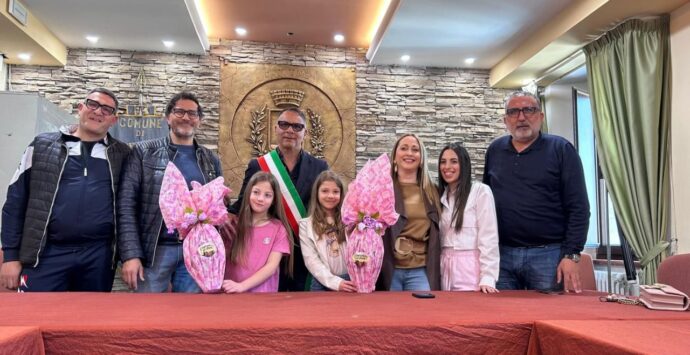 Soriano, il sindaco incontra le due bambine che hanno trovato l’anziana scomparsa: «Il loro gesto aiuta la comunità a crescere»