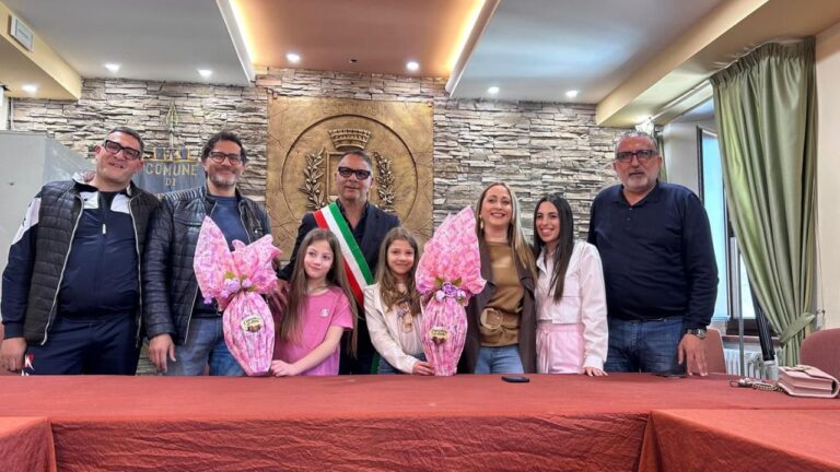Soriano, il sindaco incontra le due bambine che hanno trovato l’anziana scomparsa: «Il loro gesto aiuta la comunità a crescere»