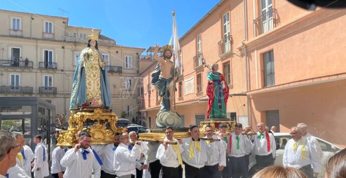 Ora è davvero Pasqua: l’Affruntata torna a emozionare Vibo, in migliaia hanno seguito il rito più atteso – VIDEO