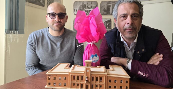 Vibo, consegnate uova di Pasqua a tutti i dipendenti comunali e ai cittadini presenti in Municipio