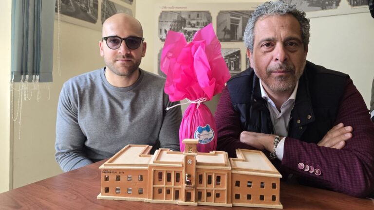 Vibo, consegnate uova di Pasqua a tutti i dipendenti comunali e ai cittadini presenti in Municipio