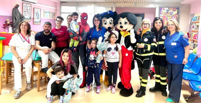 Spiderman, Minnie e Topolino tra i bambini del reparto di Pediatria di Lamezia: l’iniziativa dell’associazione Augustus di Filadelfia