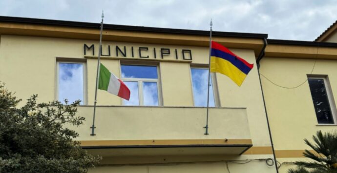 Memoria viva, Zungri ricorda il genocidio del popolo armeno: la bandiera esposta dal palazzo municipale