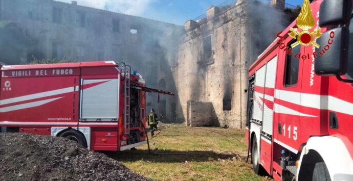 Briatico, incendio in un palazzo nobiliare abbandonato: vigili del fuoco al lavoro per ore per evitare il peggio