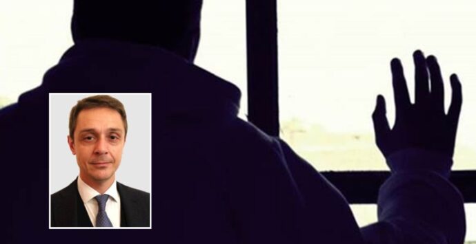 Le accuse all’ex consigliere comunale di Vibo Umberto Buccarelli: «Anello di congiunzione tra gli hacker e i Barbaro»
