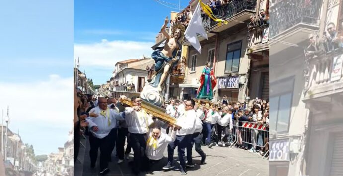 Affruntata a Vibo, portantino inciampa e la statua del Cristo Risorto rischia di cadere ma gli altri la mantengono e il rito si compie