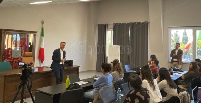 A Filogaso una lectio magistralis del procuratore Falvo agli studenti: «Abbiamo bisogno di voi per diffondere la cultura della legalità»