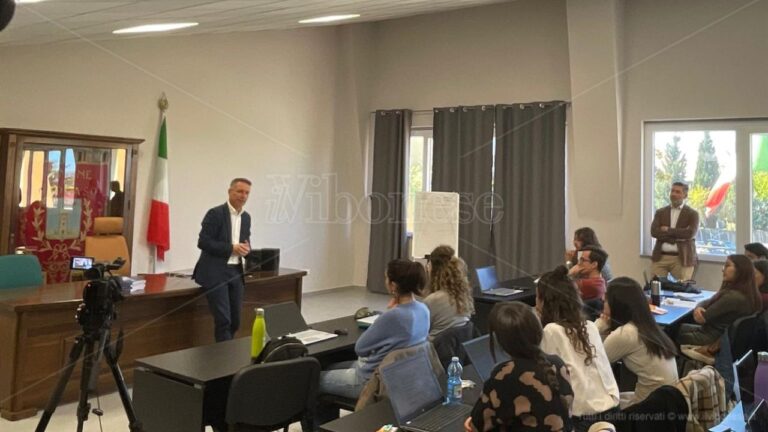 A Filogaso una lectio magistralis del procuratore Falvo agli studenti: «Abbiamo bisogno di voi per diffondere la cultura della legalità»