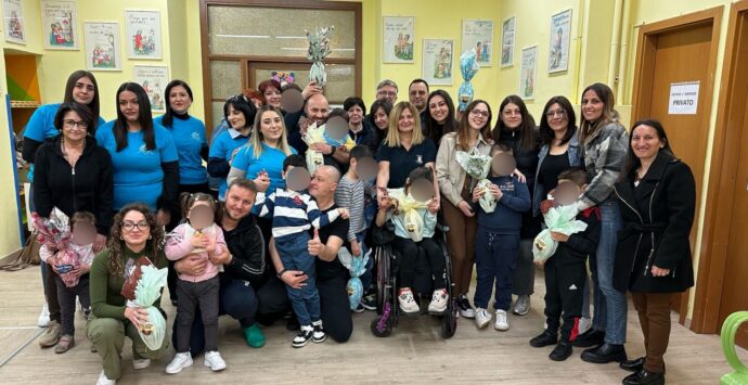 Vibo, uova di cioccolato per i bimbi della Casa di carità: il gesto d’amore dell’associazione Michele Turco