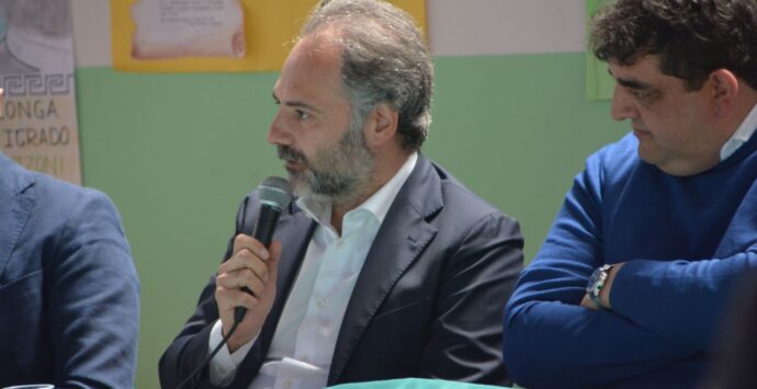 Il pm Maresca parla agli studenti delle Serre vibonesi: «Non siate indifferenti, anche stare nel mezzo significa scegliere la via del male» – Video