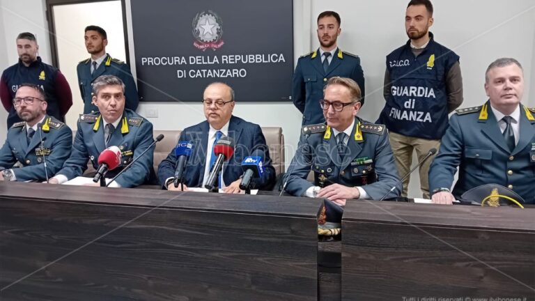 Operazione contro il clan La Rosa, in carcere con wifi e cellullari. Curcio: «Allarme massimo su questo fenomeno, l’Italia deve fare di più»