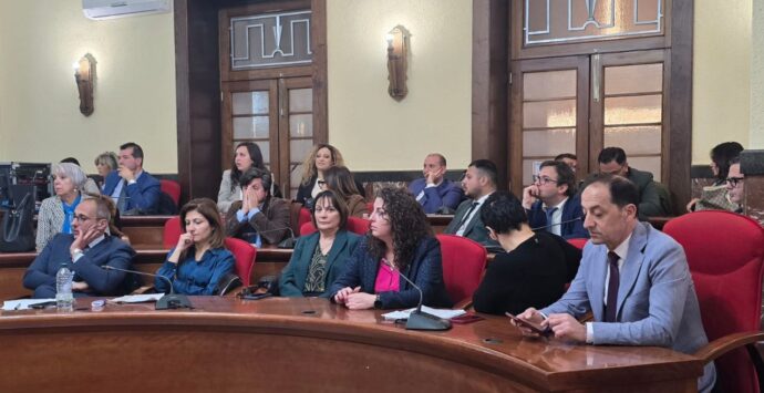 Vibo, convocato il Consiglio comunale: in aula il 30 aprile mentre restano le tensioni nella maggioranza