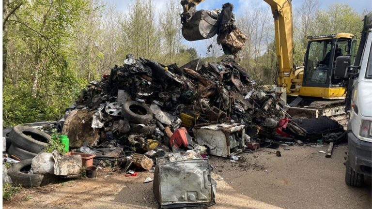 Discarica abusiva a Pizzoni, il Comune ripulisce l’area e annuncia l’installazione di fototrappole