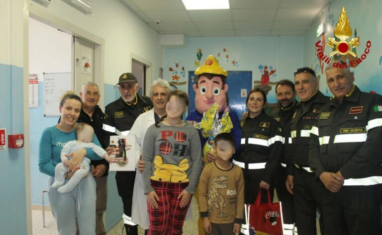 Uova di Pasqua e sorrisi per i bimbi ricoverati all’ospedale di Vibo, il dono dei vigili del fuoco e l’associazione Piccoli grandi Grisù