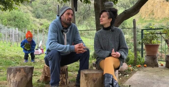 Lasciano tutto e scelgono di trasferirsi in campagna: «Vivere con 400 euro al mese, questa è la vera libertà»
