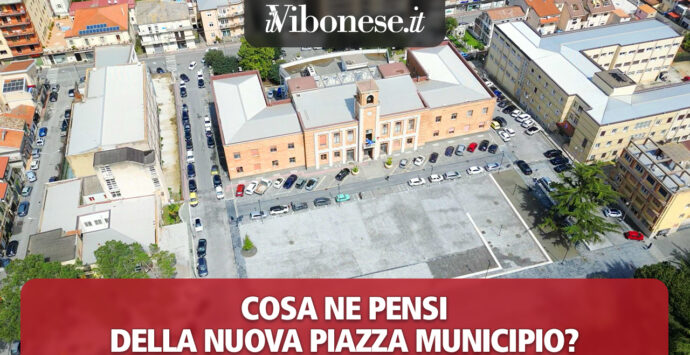 Il nostro sondaggio: vi piace la nuova piazza Municipio? L’abbiamo sorvolata con un drone, fateci sapere che ne pensate – VIDEO