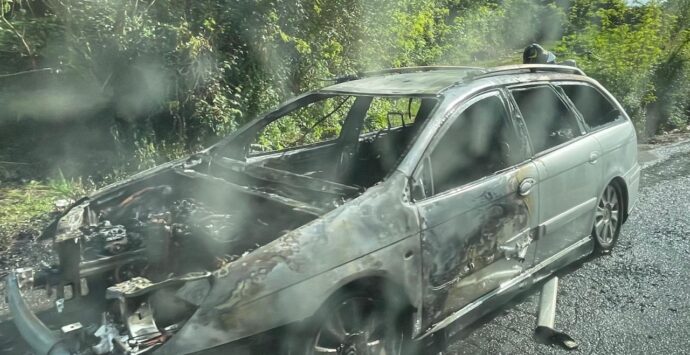 Prende fuoco il motore di un’auto sulla Sp 17 a Caria: illeso il conducente, traffico rallentato