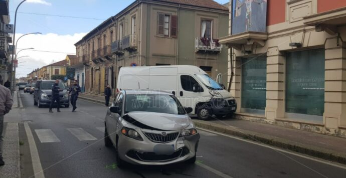 Incidente a Mileto, scontro tra un furgone e un’auto lungo la statale 18