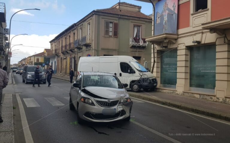 Incidente a Mileto, scontro tra un furgone e un’auto lungo la statale 18