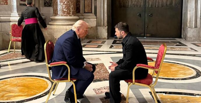 L’ultimo dono di Francesco per la pace: Trump incontra Zelensky al funerale del Papa. Secondo il Vaticano hanno partecipato 250mila persone