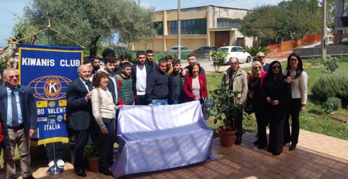 L’Istituto tecnico industriale e il Kiwanis Club di Vibo inaugurano una panchina lilla per sensibilizzare sui disturbi alimentari