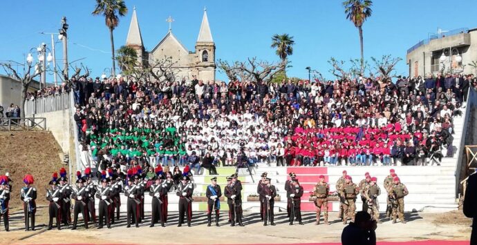 Limbadi, scuole protagoniste all’inaugurazione della caserma: «Evento significativo per i nostri ragazzi»