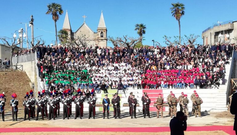 Limbadi, scuole protagoniste all’inaugurazione della caserma: «Evento significativo per i nostri ragazzi»