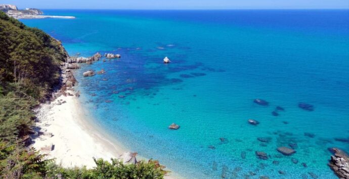 Qualità del mare vibonese, per Arpacal “eccellente” 59 volte su 64 prelievi: ecco tutti i punti monitorati e i risultati