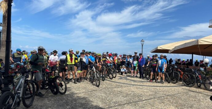  “Onda Calabra” è uno tsunami di sport: grande partecipazione alla pedalata cicloturistica lungo la Costa degli Dei