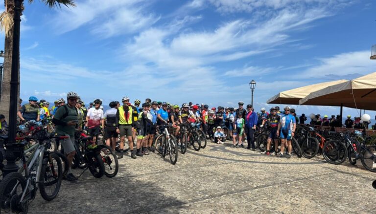 “Onda Calabra” è uno tsunami di sport: grande partecipazione alla pedalata cicloturistica lungo la Costa degli Dei
