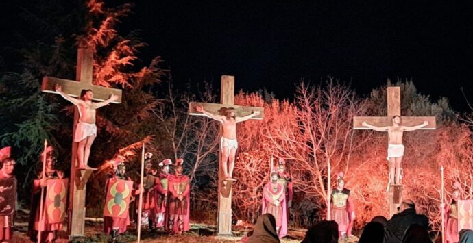 Vena di Jonadi, grande successo di pubblico per la Passione Vivente in chiave musical realizzata dalla parrocchia Gesù Salvatore