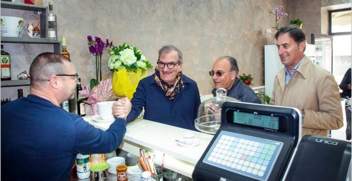 Intimidazione ai proprietari del nuovo bar sul corso, la straordinaria reazione dei vibonesi è aria pulita per la città