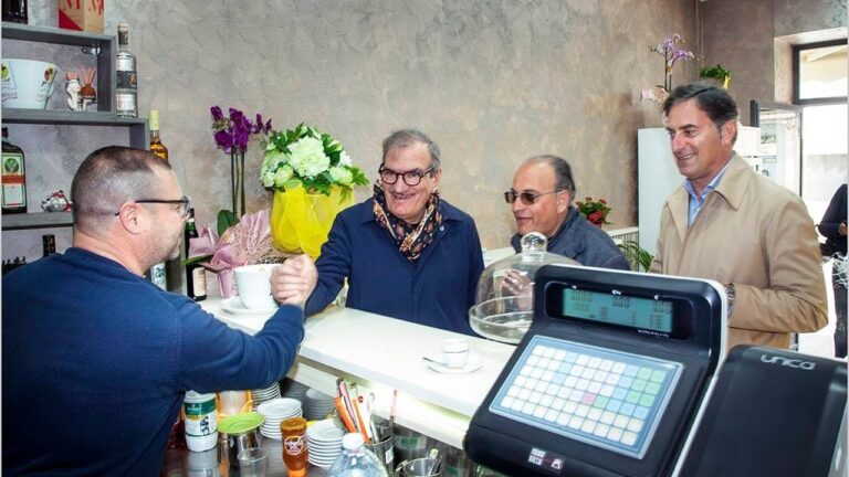 Intimidazione ai proprietari del nuovo bar sul corso, la straordinaria reazione dei vibonesi è aria pulita per la città
