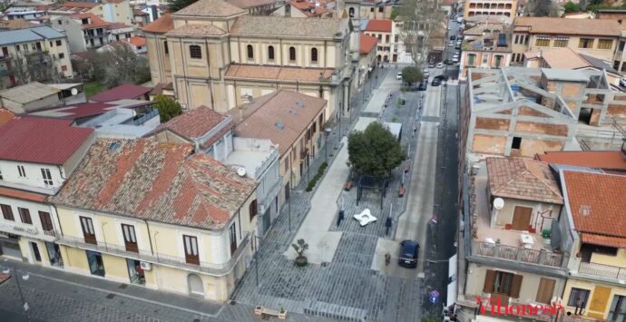 «Meglio adesso, prima era solo un parcheggio»: i risultati del nostro sondaggio sul restyling di piazza Santa Maria – VIDEO
