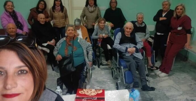 Pasqua di solidarietà alla Rsa di Soriano: colombe, uova di cioccolato e tanti sorrisi per gli anziani ospiti