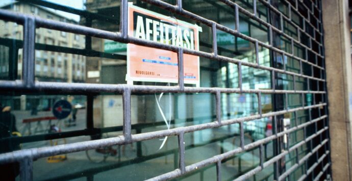 Farmacie raddoppiate e negozi chiusi, a Vibo in dodici anni sparito il 20% degli esercizi commerciali