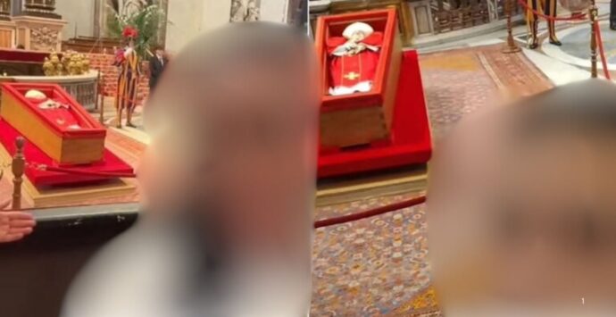 Amen, hashtag e selfie: così col Papa è morta anche la pietà (che già non se la passava bene)