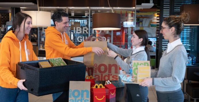 Vibo, McDonald’s e Banco alimentare donano 100 pasti caldi a settimana a chi è in difficoltà