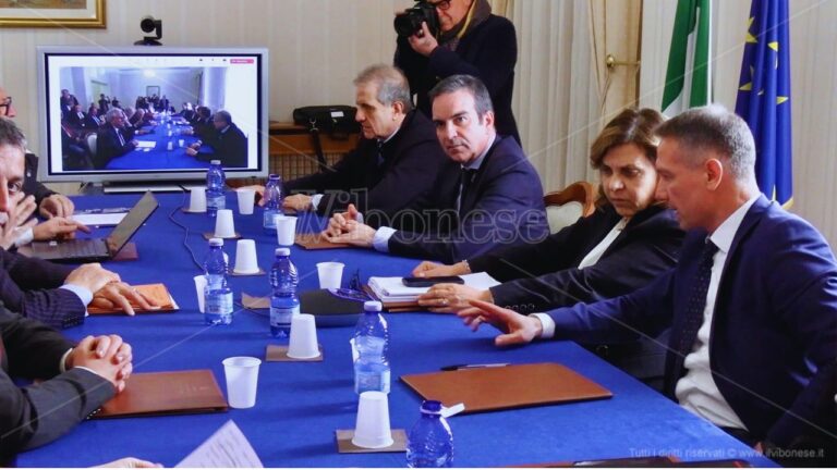 Occhiuto a Vibo: «Entro 12 mesi pronto l’involucro del nuovo ospedale, il Viminale ci aiuterà a verificare se le ditte sono “pulite”»