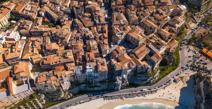 No ai pannelli solari sui tetti dei borghi storici: la vera sostenibilità è anche culturale ed estetica