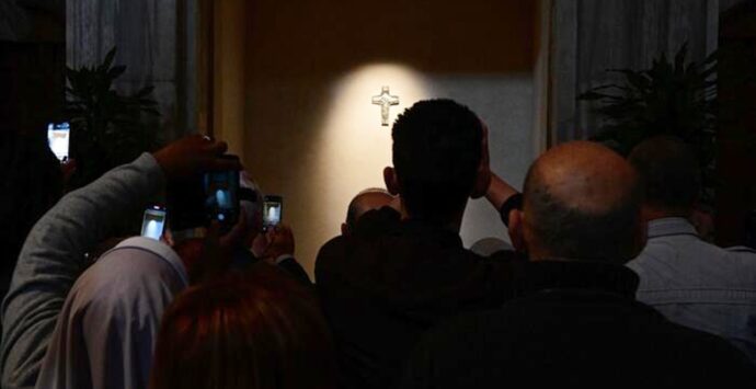 Iniziate le visite alla tomba di Papa Francesco a Santa Maria Maggiore: centinaia in fila per entrare nella Basilica