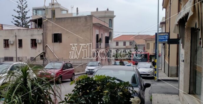 Crolla un cornicione in pieno centro a Tropea, verifiche ancora in corso da parte di Vigili del fuoco e della Polizia municipale