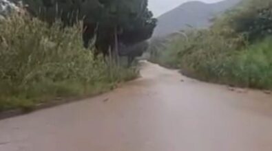 Maltempo, a Tropea chiusa la strada che costeggia il torrente La Grazia già finito sotto la lente della Commissione antimafia per i rifiuti interrati