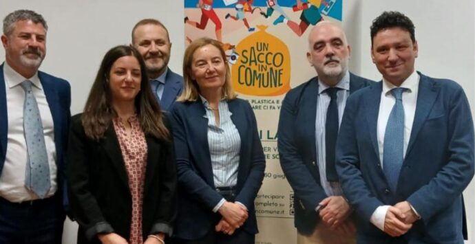 Riciclo di plastica e metalli, anche Vibo partecipa alla gara “Un sacco in Comune”: in palio 10mila euro per le scuole