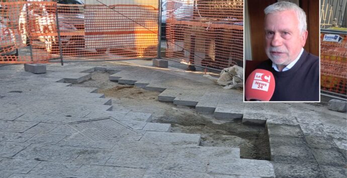 Vibo Marina, via Bianchi chiusa e lavori sospesi. Monteleone rassicura: «Non è vero che sono finite le basole, procedura concordata con la ditta»