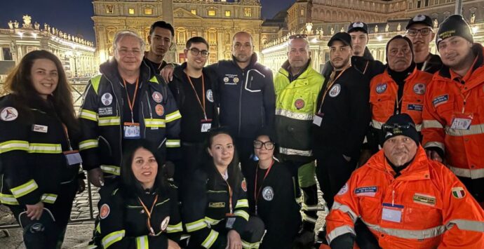 Il rientro dei volontari vibonesi impegnati ai funerali di papa Francesco: «Orgogliosi, la gente ci ringraziava» – VIDEO